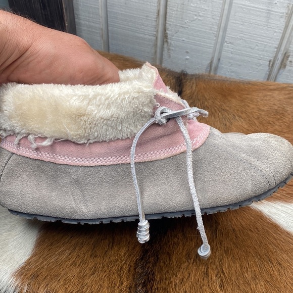 Womens Sperry winter slippers size 7 check them out very nice thanks 🙏 - Picture 3 of 9